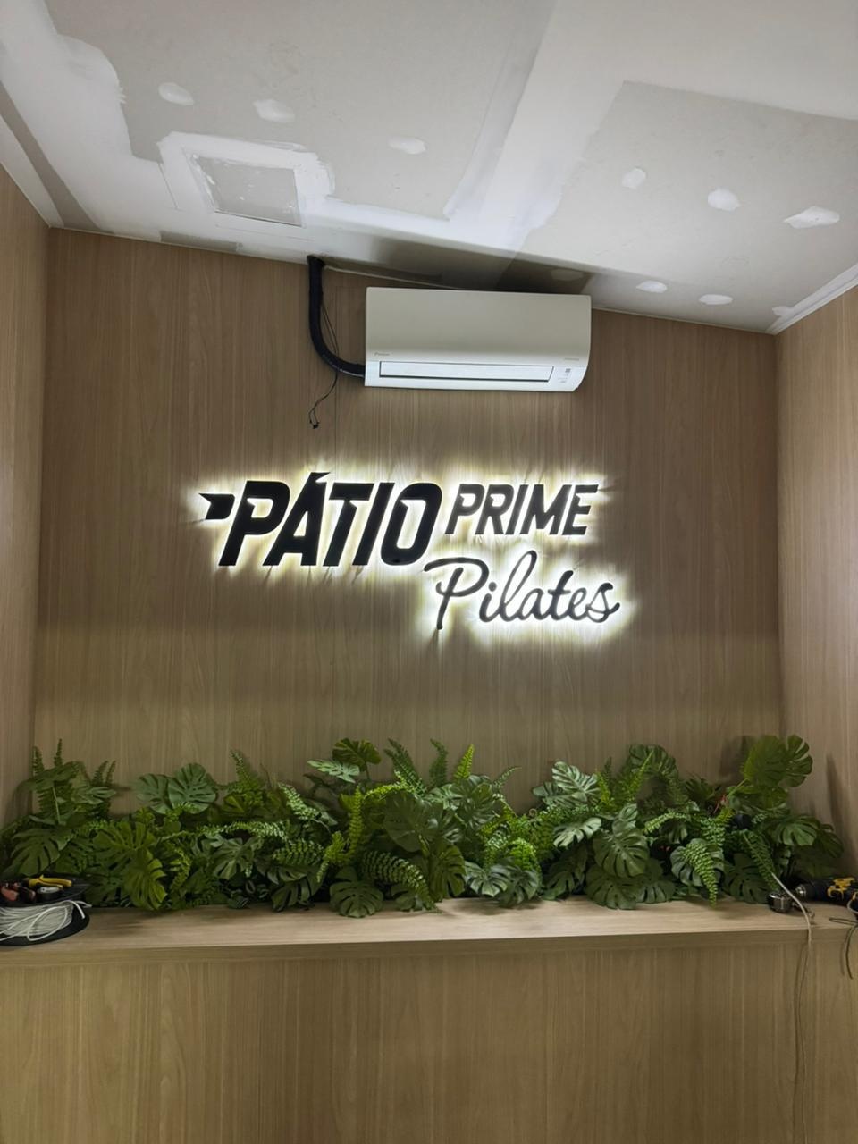 Letreiro Iluminado em Painel de Madeira - Pátio Prime
